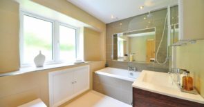 bathroom-1336167_1920